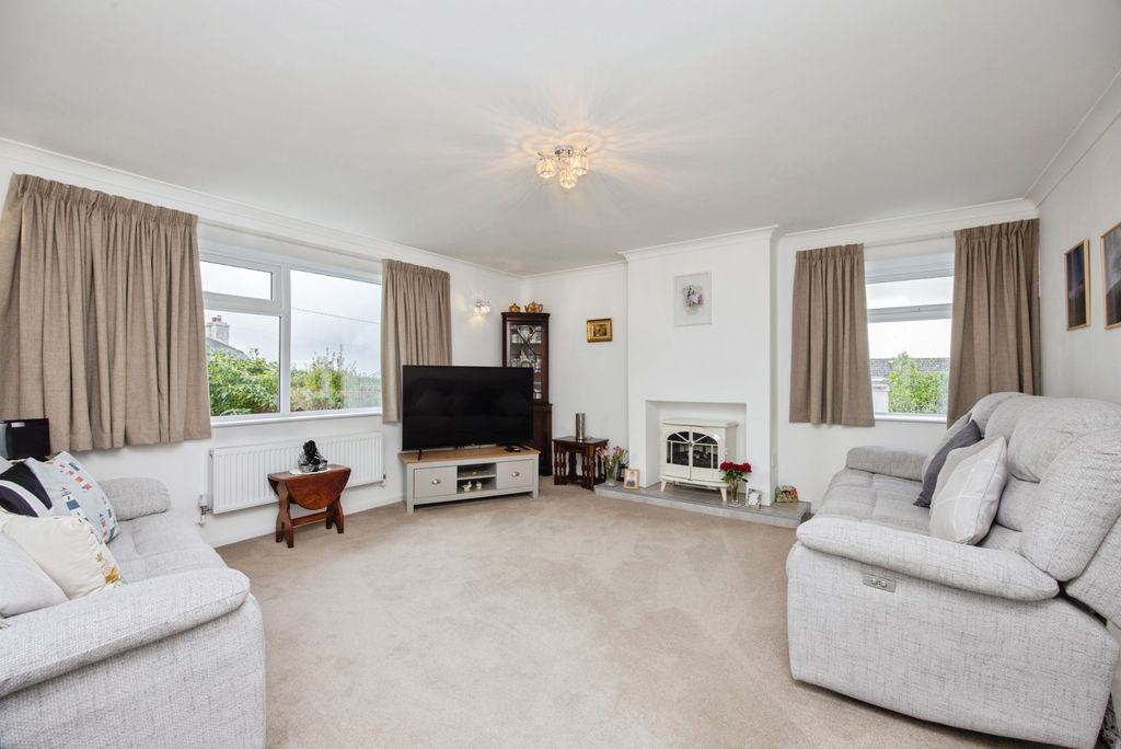 Property photo 2 of 17 Living Room