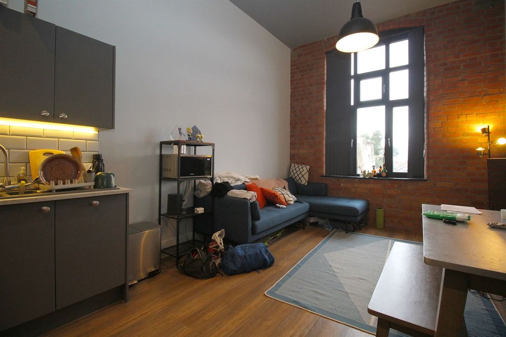 Property photo 3 of 18 Lounge / Diner