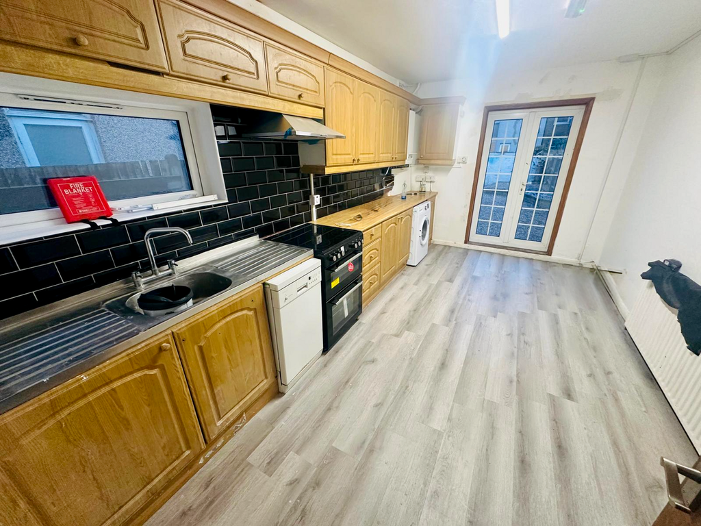 Property photo 2 of 14 Kitchen