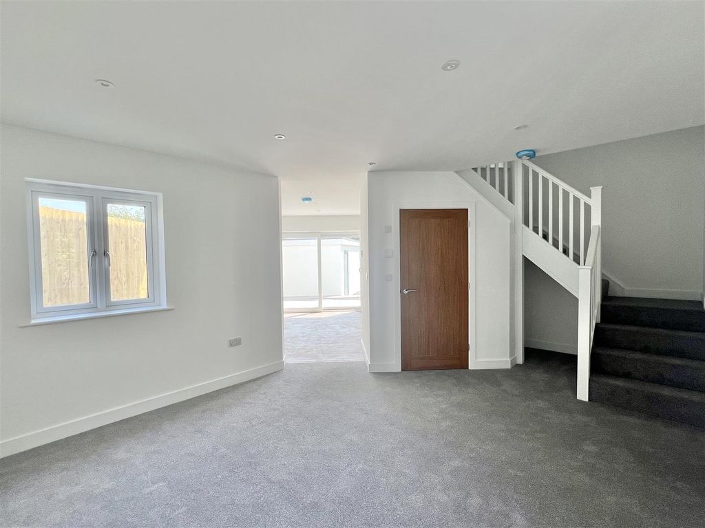 Property photo 3 of 28
