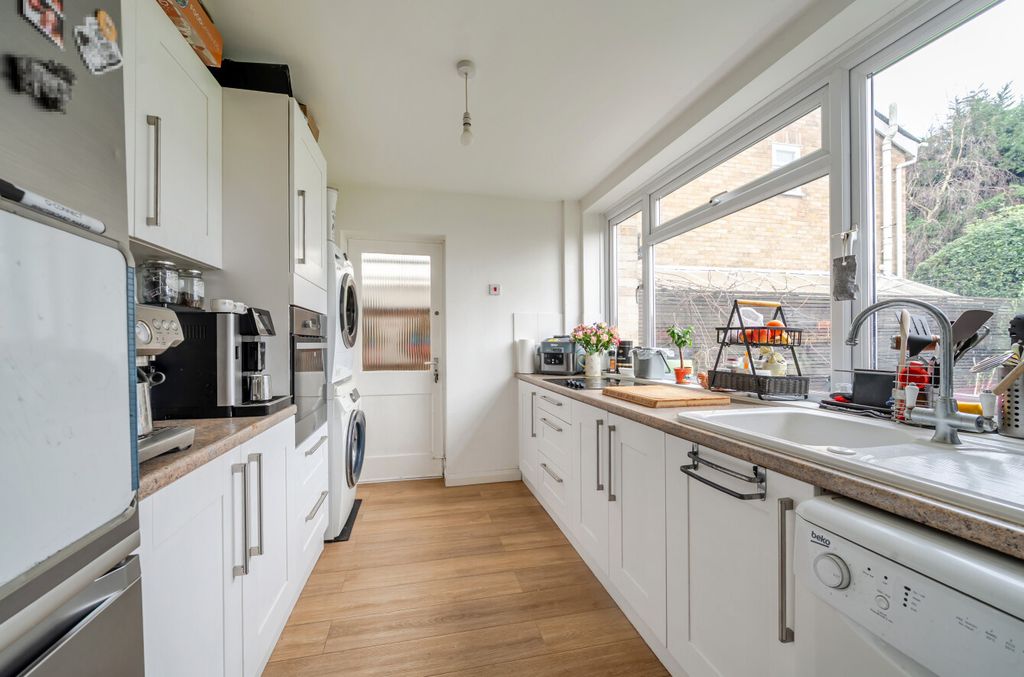 Property photo 3 of 18 1401390-12-697212...