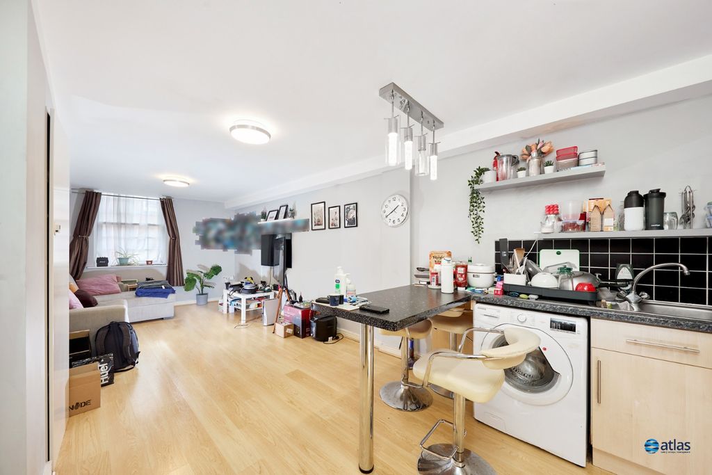 Property photo 3 of 13 Kitchen / Lounge