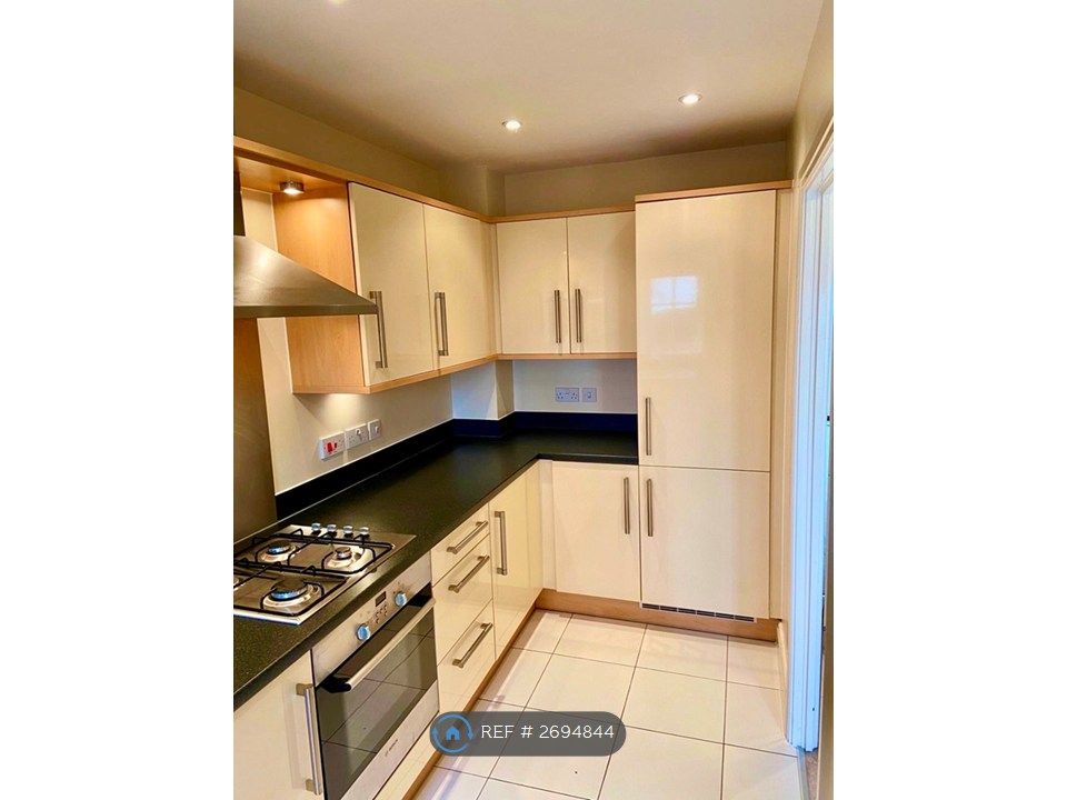 Property photo 3 of 13 Modern High Gloss Finishes