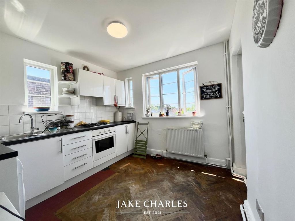 Property photo 3 of 13 d8707164-48c7-4F70-8223-F6A0B2179A9A.Jpg