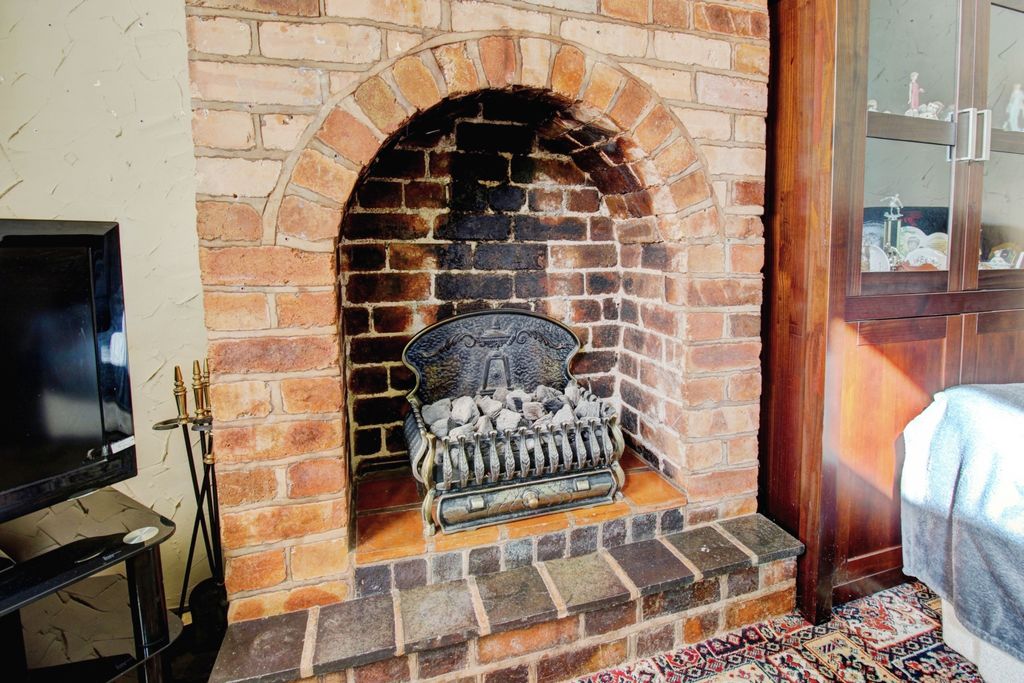 Property photo 3 of 16 Chminey Breast