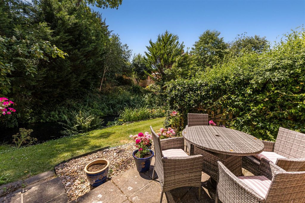 Property photo 2 of 8 111958_3-Wellers-Court-Shere-Guildford (22).Jpg