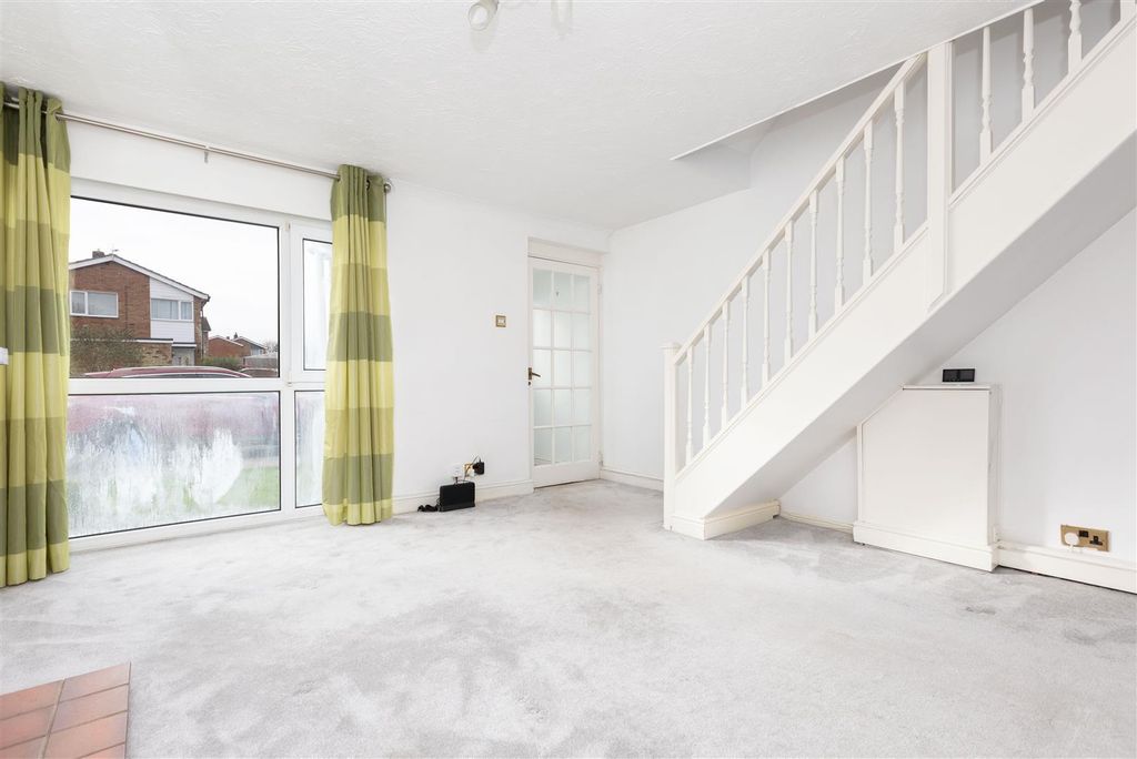 Property photo 3 of 22 Lounge