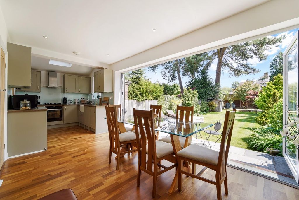 Property photo 2 of 16 Ewell Park Way