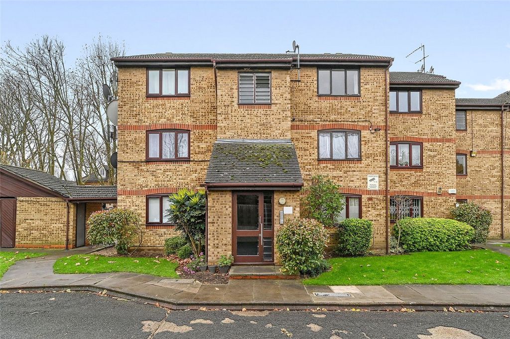 Property photo 1 of 8 Britten Close, E15