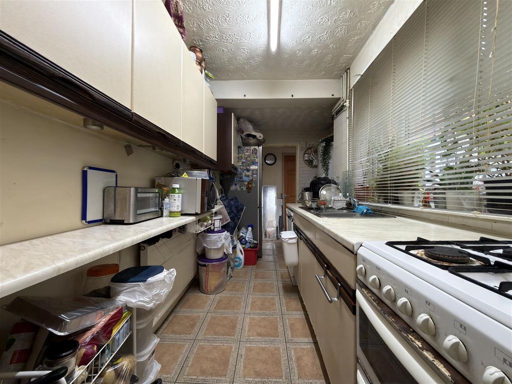 Property photo 3 of 10 Kitchen