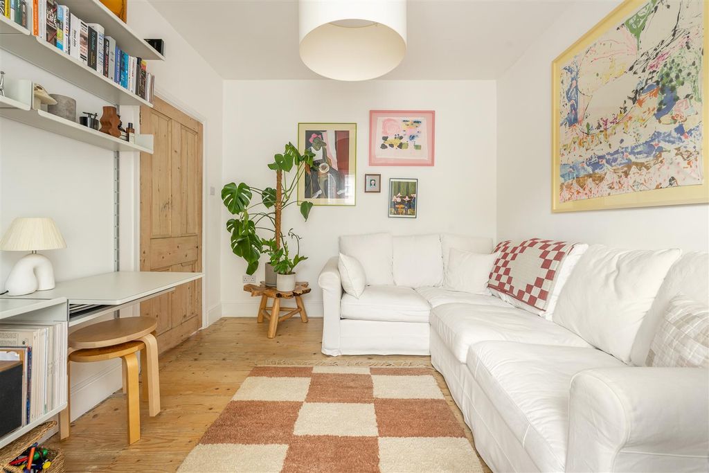 Property photo 2 of 30 Odessa Road, E7