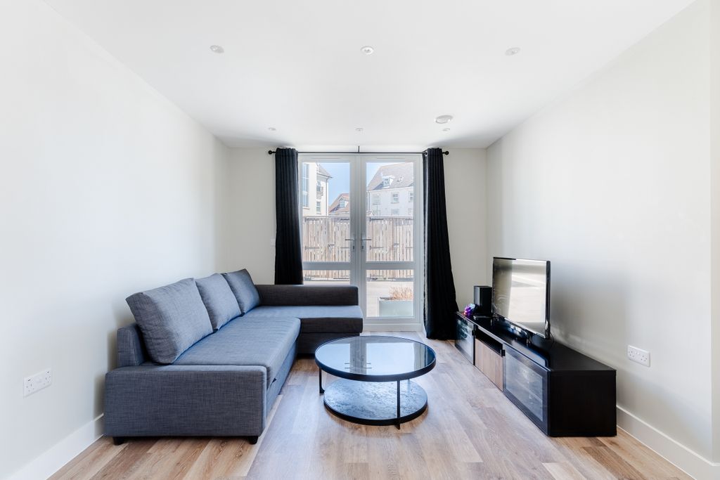 Property photo 3 of 12 A7409148-Hdr-5