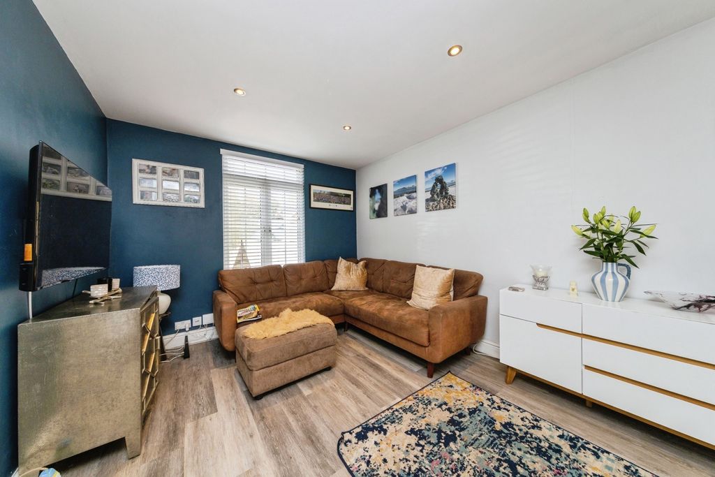 Property photo 3 of 11 Pbox-Img.Jpg