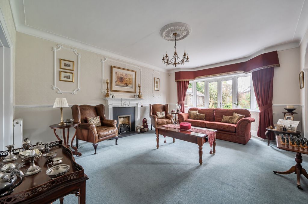 Property photo 2 of 12 1415898-10-698Df8...