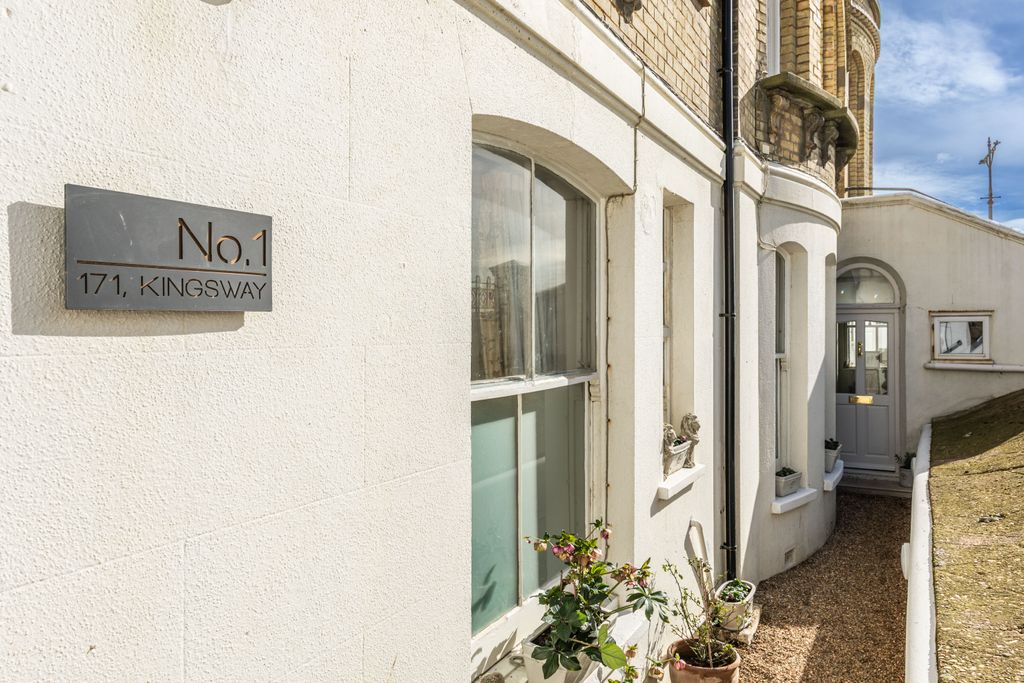 Property photo 2 of 21 1, 171 Kingsway-2