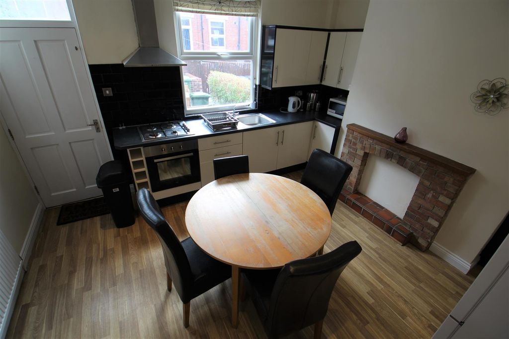 Property photo 2 of 9 Kitchen.Jpg
