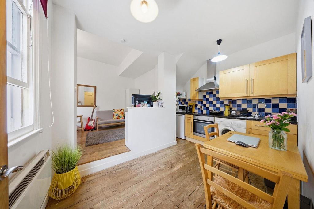 Property photo 2 of 11 Kitchen