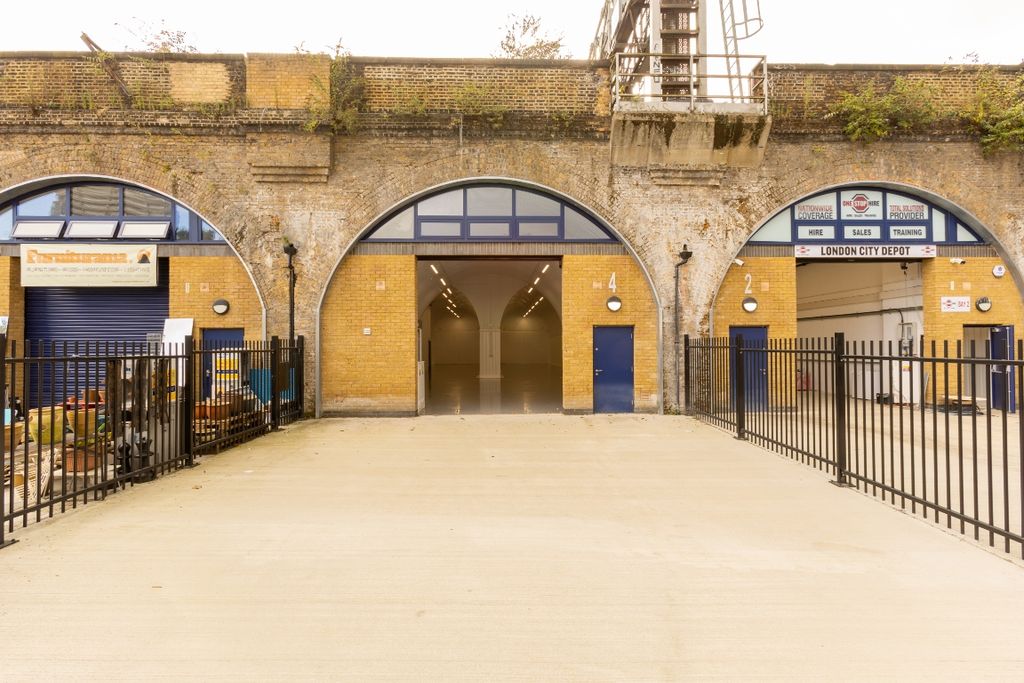 Property photo 1 of 5 The Front Of An Arch.