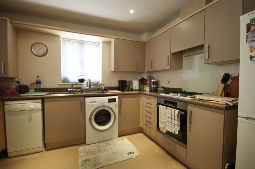 Property photo 3 of 10 Kitchen