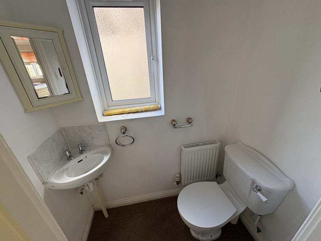 Property photo 3 of 11 Cloakroom