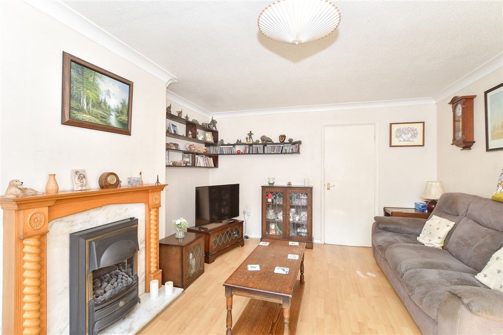 Property photo 3 of 11 Lounge