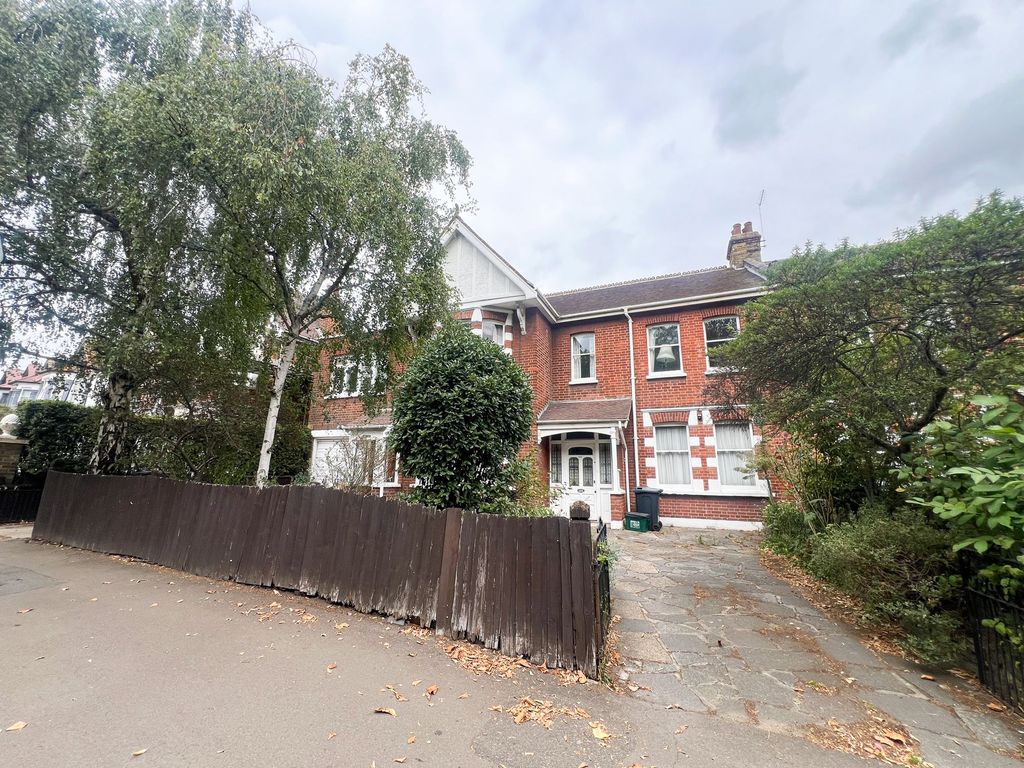 Property photo 1 of 16 Aldersbrook Rd E12