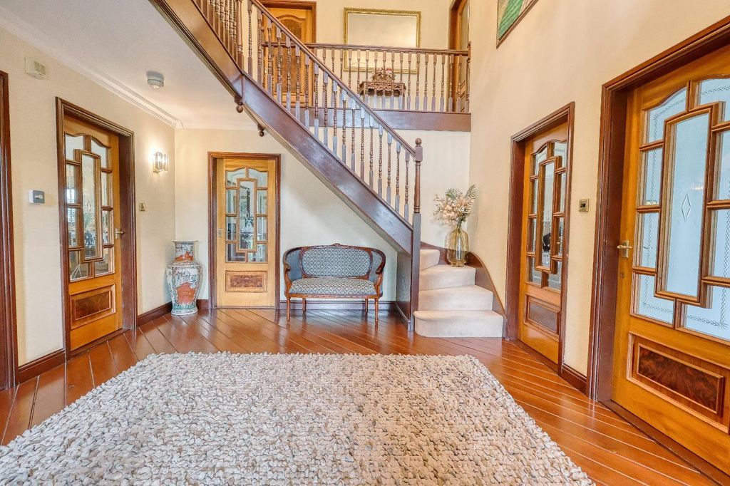Property photo 3 of 59 Entrance Hall