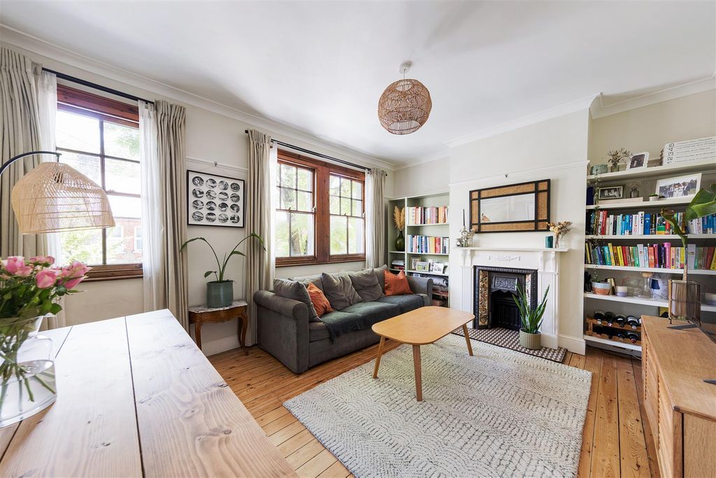 Property photo 2 of 38 Carr Road, E17