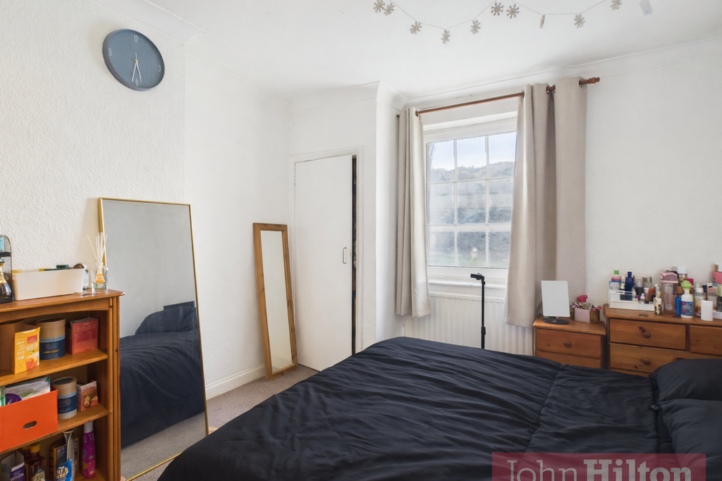 Property photo 3 of 11 Bed 2