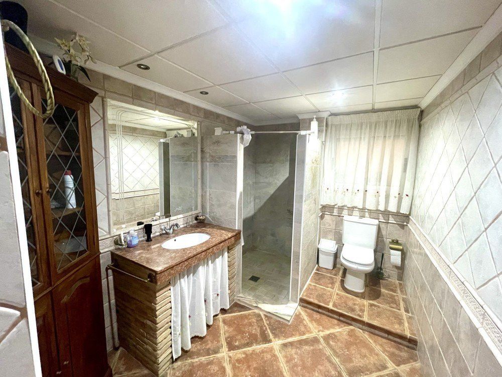Property photo 2 of 27