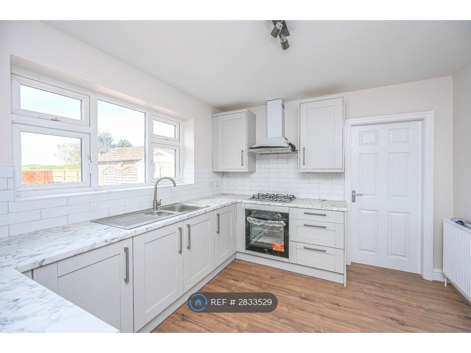 Property photo 3 of 23 Kitchen