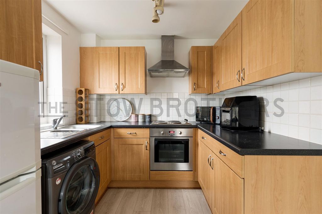 Property photo 2 of 11