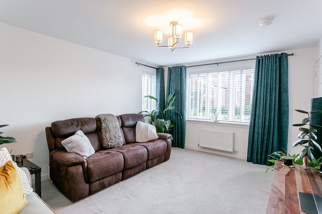 Property photo 2 of 32