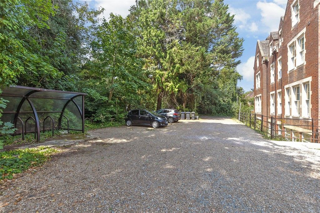 Property photo 2 of 9 Driveway/Parking