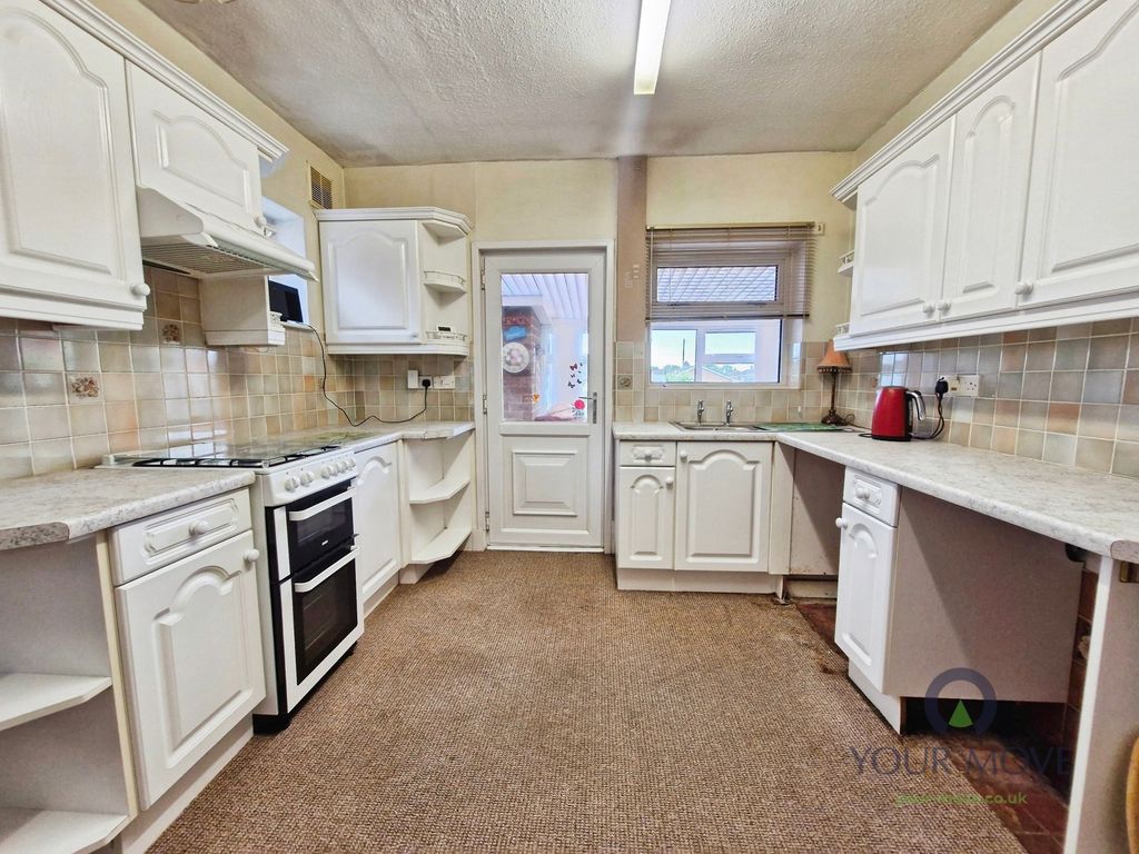 Property photo 3 of 14 Kitchen