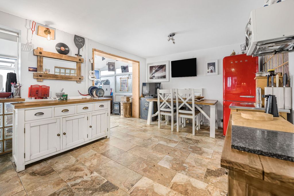 Property photo 3 of 35