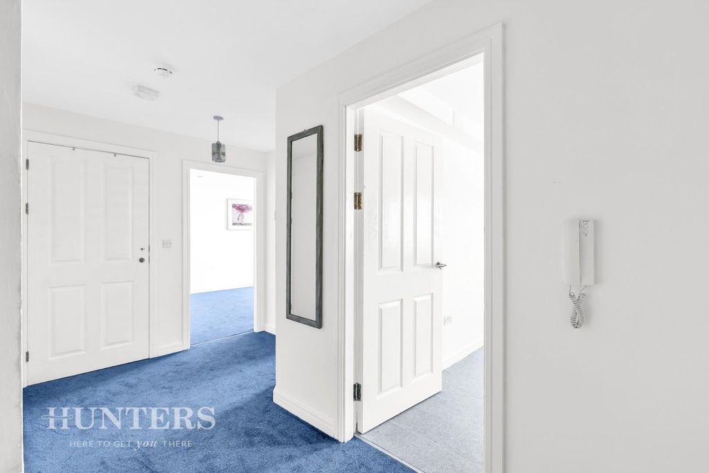 Property photo 2 of 19 Hallway