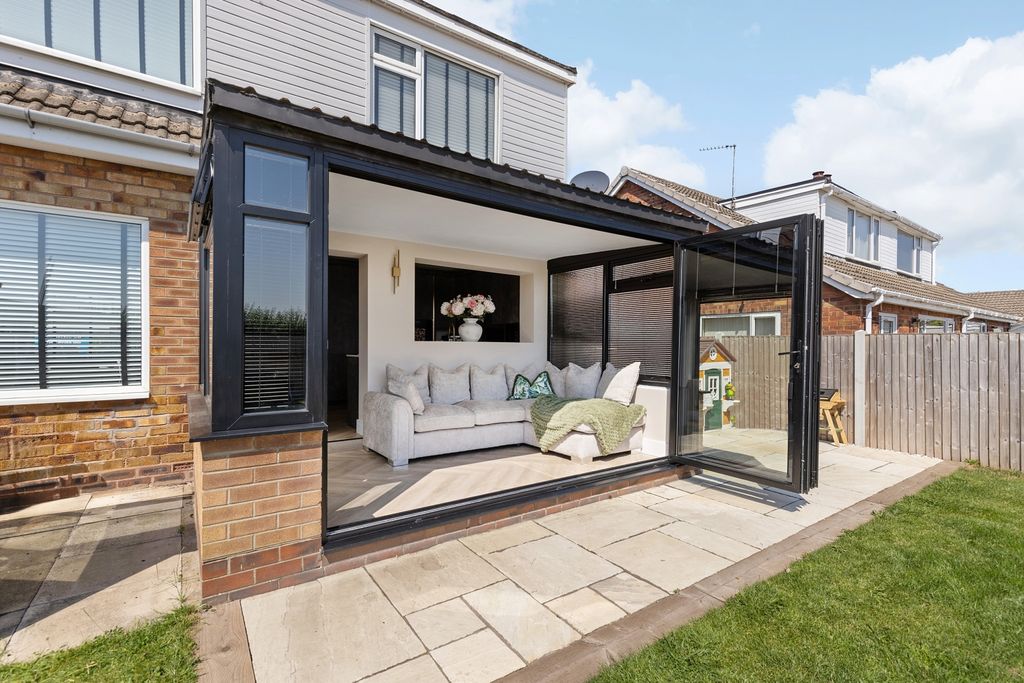 Property photo 1 of 20 Conservatory With Bi-Fold Doors To Garden