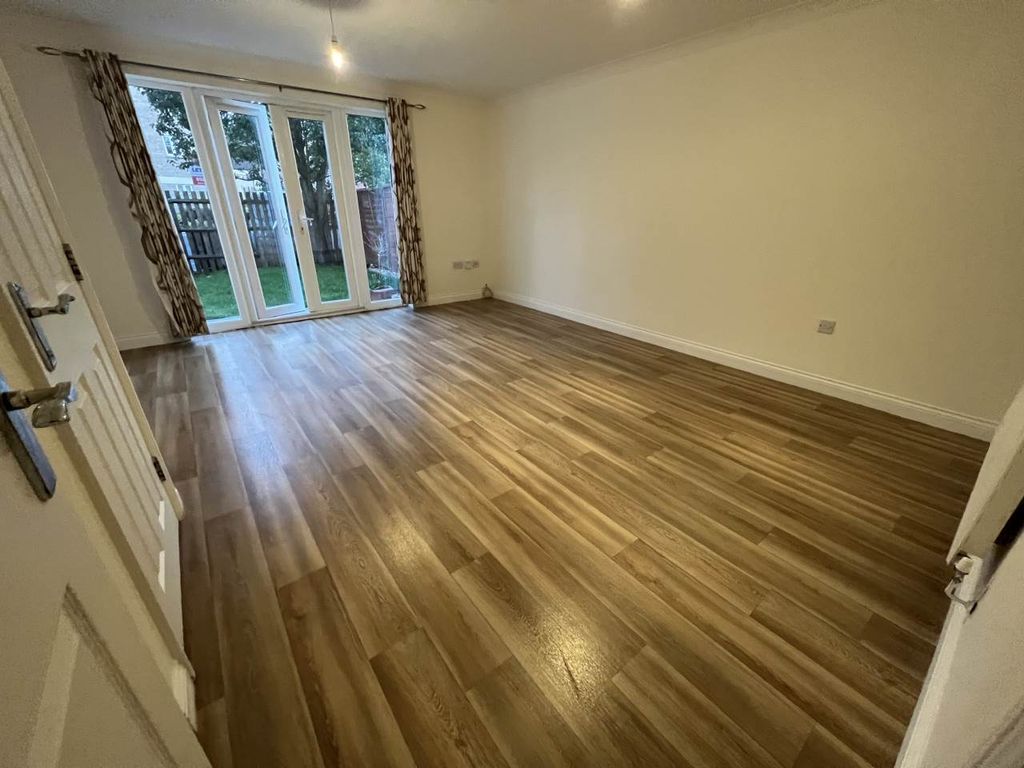 Property photo 3 of 12 Lounge