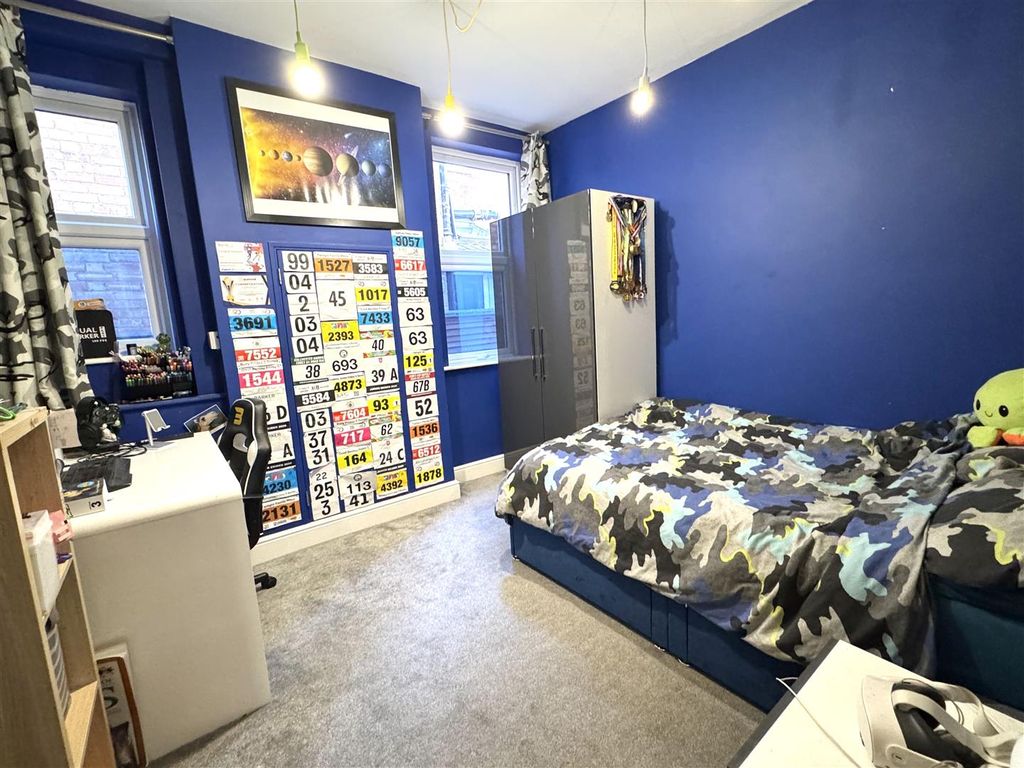 Property photo 3 of 17 Study/Bedroom 5: