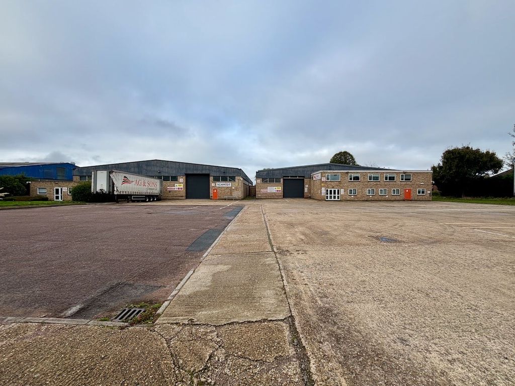 Property photo 2 of 6 15 16 Albone Way Biggleswade Warehouse Front Yard .Jpeg