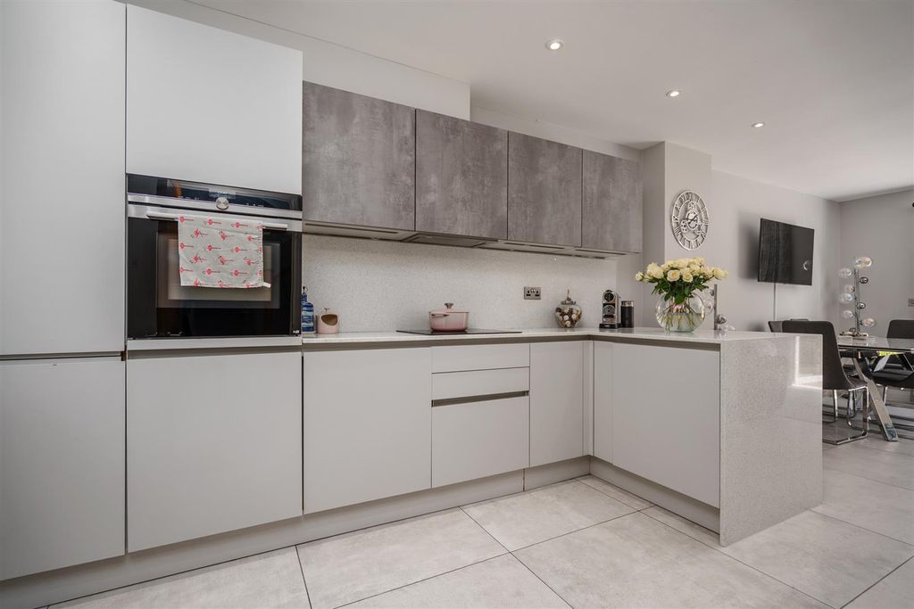 Property photo 3 of 13 4 Kingsley Gardens_1.Jpg