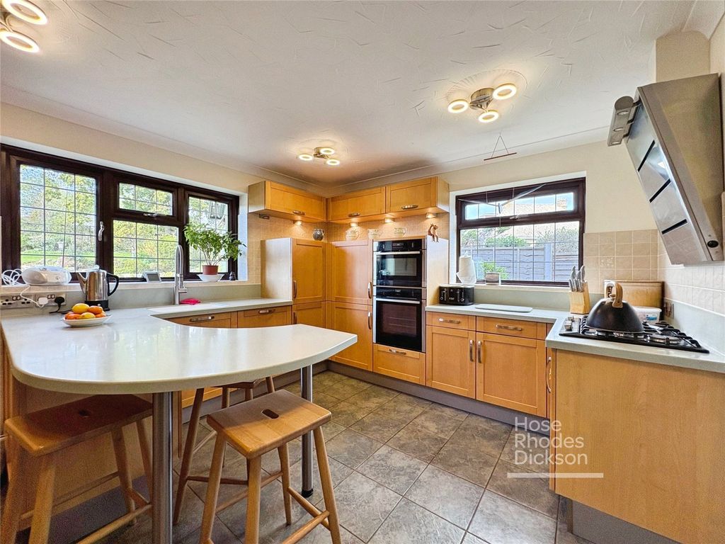 Property photo 2 of 28 Picture No. 16