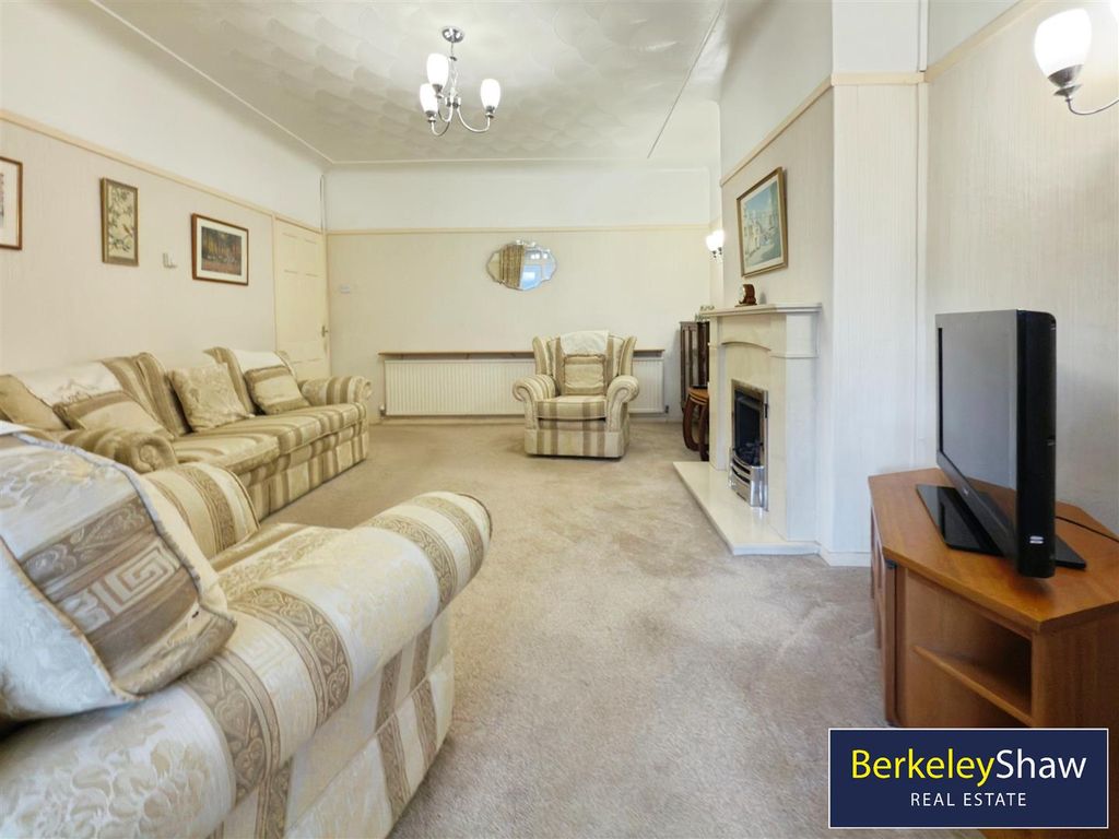 Property photo 3 of 19 Lounge/Dining