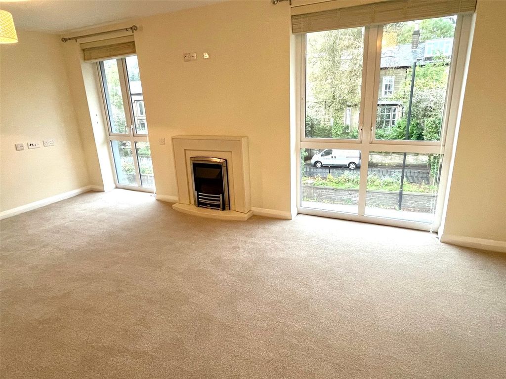 Property photo 3 of 15 Lounge