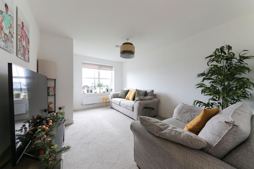 Property photo 2 of 15 Lounge