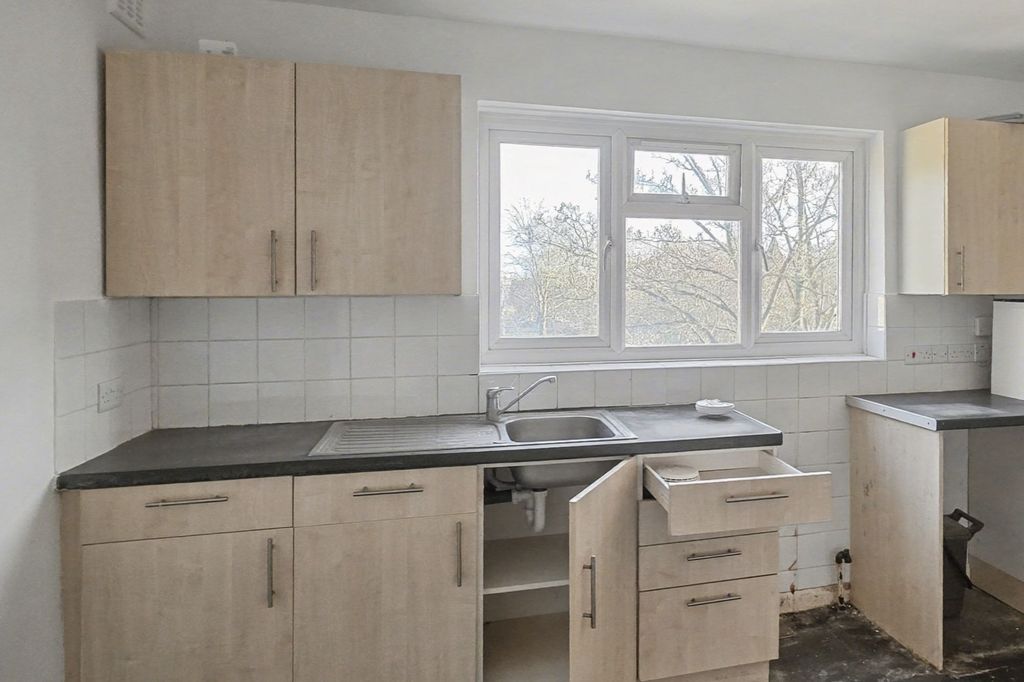 Property photo 3 of 23 Flat 3, 59 Strathblaine Road, Battersea, London, Sw11 1Rg