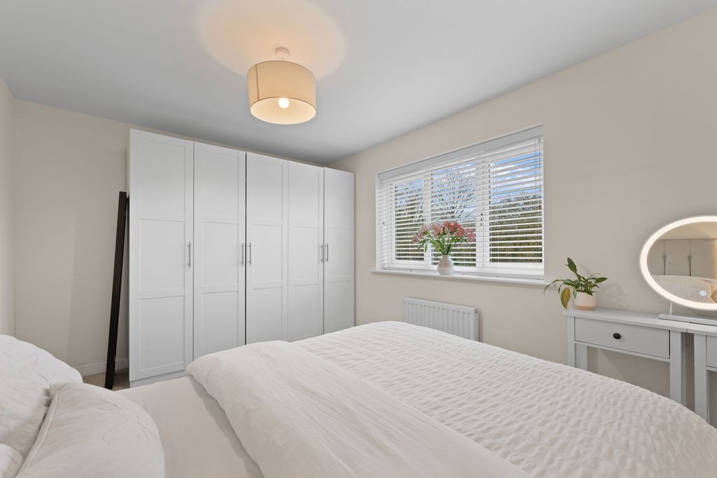 Property photo 2 of 27