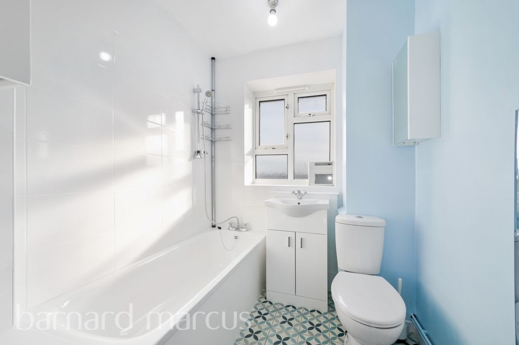 Property photo 2 of 8 Bathroom