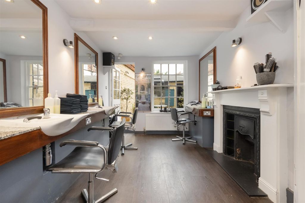 Property photo 3 of 18 Palace Street, Canterbury